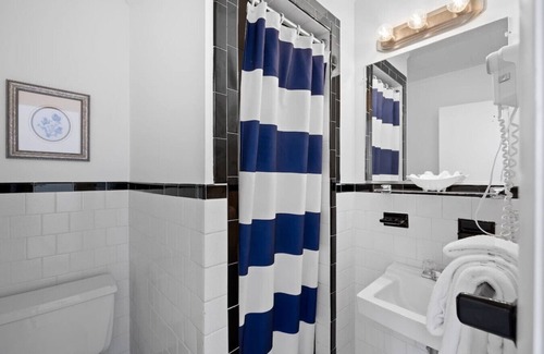Falmouth Heights Hotel | Cozy Queen Room Near Beach & Dining (305)