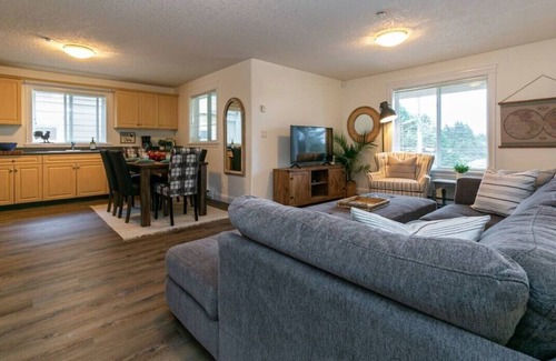 Langford House | Cozy Renovated Oasis W Private Terrace & Parking.