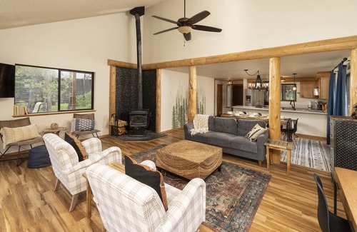 Oregon Water Wonderland House | Cozy retreat with large yard on the Big Deschutes River