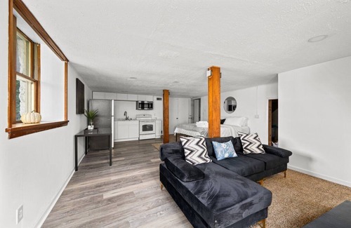 Davenport House | Cozy Retreat with Nature Views, Walk to Downtown