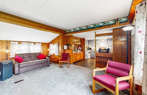 Cameron House | Cozy Retreat with Scenic Views, Internet and Outdoor Patio