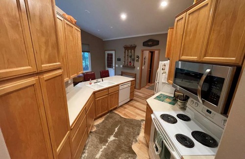 Ardenvoir House | Cozy Riverfront Retreat