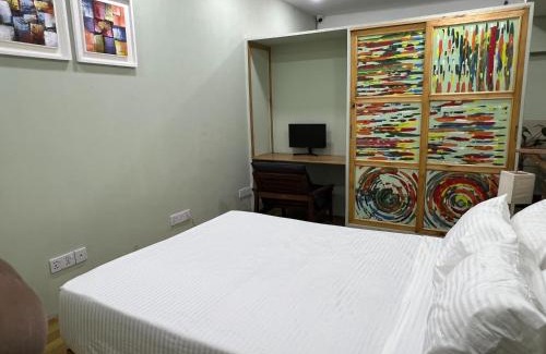 Dhaka Apartment | Cozy Rooftop Retreat with Netflix & Gym, Near Metro & Mall