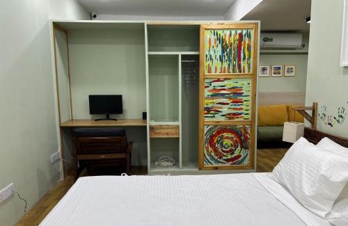 Dhaka Apartment | Cozy Rooftop Retreat with Netflix & Gym, Near Metro & Mall