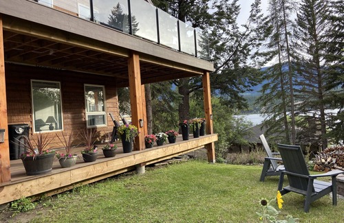 East Kootenay Cabin | Cozy Rustic Lakefront Family Cabin on Lake Windermere