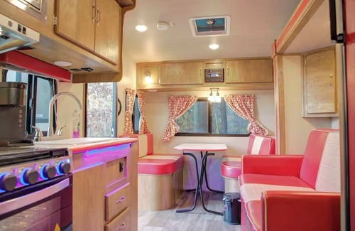 Redlick House | Cozy RV in Terrific Texarkana with WiFi, AC