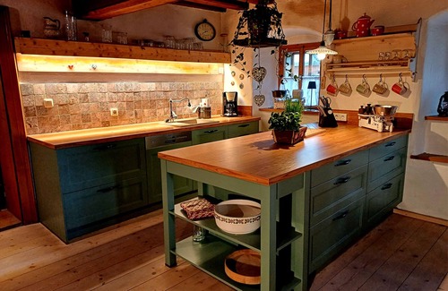 Grainet House | Cozy Sacherl, private whirlpool, sauna and fireplace. Fenced garden.