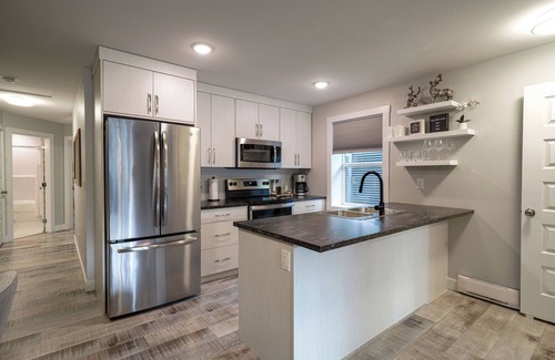 Salmon Arm House | Cozy Shuswap Lake getaway, family sized suite, 5 minutes to downtown Salmon Arm!