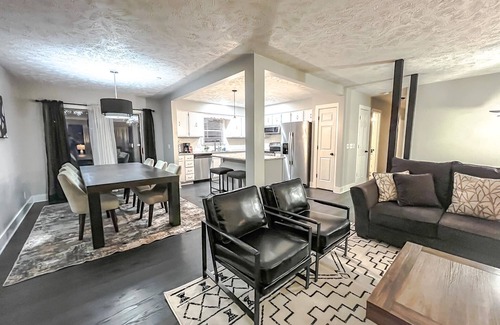 McArdle House | Cozy & Sleek 3 bd 3 b Sleeps 8