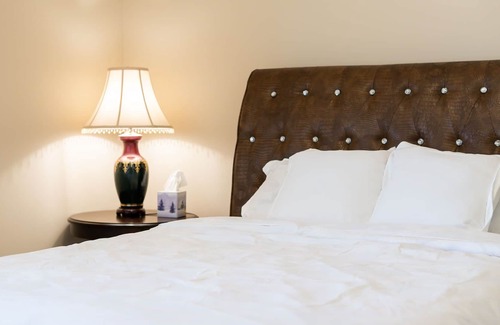 Cypress House | Cozy Splendor 5 Bedroom Suburban-5 min from the Golf Course