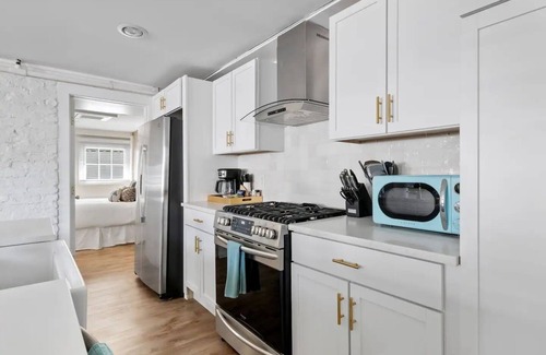 Downtown Charleston House | Cozy Stays by King Street - New Luxury Suite
