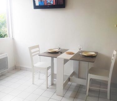 Villefranche-sur-Saone Apartment | Cozy Studio Beaujolais - Porte de Lyon - Piscine&Tennis