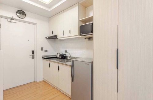 Palanan Condo | Cozy Studio 1 Bed condo with WiFi, AC in Makati