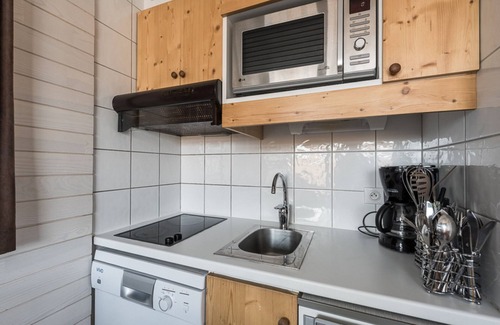 Les Almes Apartment | Cozy Studio Cabin · Near Slopes & Shops · Balcony · Sleeps 4