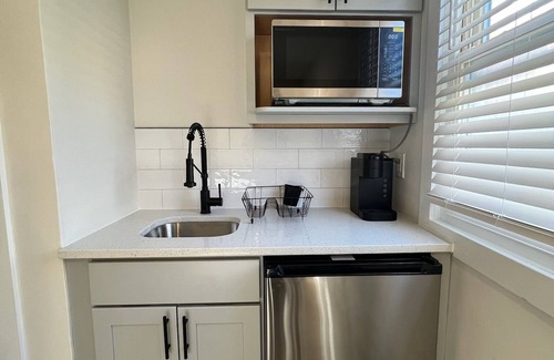 Historic Downtown Apartment | Cozy studio in Downtown Jersey City with WiFi, minutes to PATH