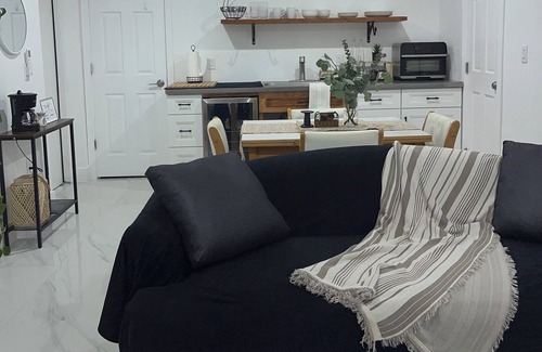 Pembroke Pines Apartment | Cozy studio in home with private parking and entrance in charming Pembroke Pines
