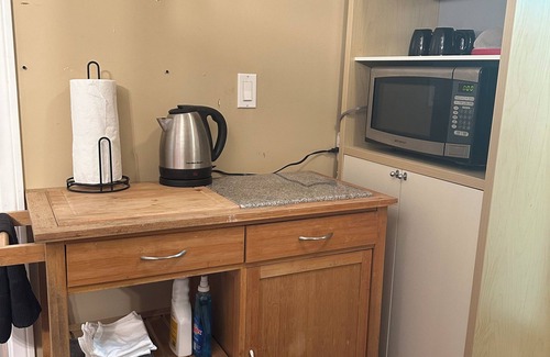 Calabasas Apartment | Cozy studio master bedroom and bath with Kitchenette, private entry in Calabasas