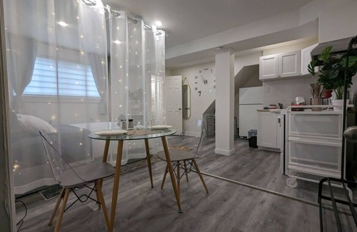 Cote-Des-Neiges—Notre-Dame-De-Grace Apartment | Cozy & Stylish Studio in Côte-des-Neiges