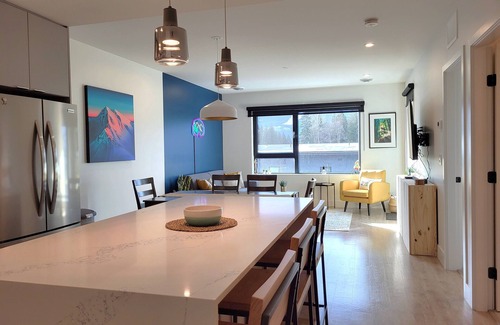 Revelstoke Condo | Cozy Sunset | Amazing views | Private hottub