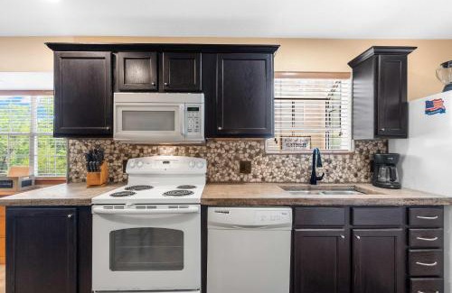 Indian Point House | Cozy Timbers - Charming Condo for 6 with Resort-style Amenities