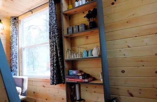 Joly Cabin | Cozy Tiny Cabin w Nature Shower & Wi-Fi | Near Mikisew Provincial Park & Lakes