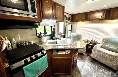 Kellogg House | Cozy Travel Trailer and Up River Get Away. Hike, Fish, Float, Relax!