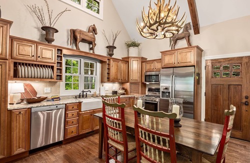 Maggie Valley Cabin | Cozy Treehouse-view Cabin in the Heart of Maggie Valley, close dining & shopping