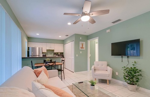 Port Charlotte Apartment | Cozy tropical getaway - Pool/ BBQ/Pet friendly