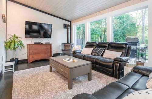 Severn Bridge House | Cozy up at this stunning and peaceful waterfront cottage <1.5hrs from GTA!
