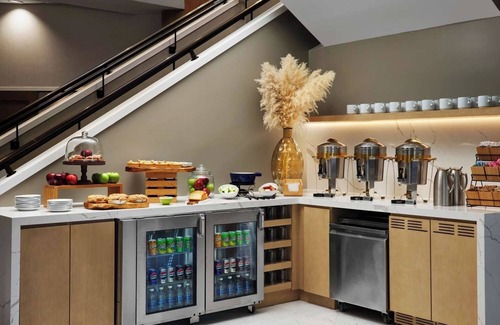 White Plains House | Cozy Urban Getaway | Gym, Bar, Free Shuttle, Pet-Friendly, Fitness Center