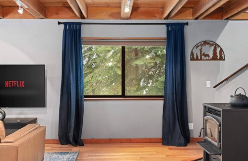Pla-Vada Woodlands Cabin | Cozy Winter Chalet with Game Room & Fireplace