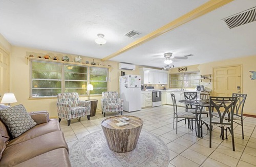 Cedar Key Cottage | Creamsicle Cottage is pet friendly and walkable to downtown & sunsets