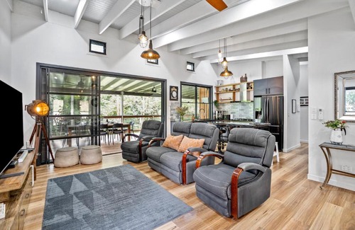 Perwillowen House | Creekside Cottage, pet friendly w pool