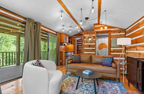 Hillsville Cabin | Creekside vibes - 1 bedroom cozy cabin w/outdoor fire pit + pet friendly!