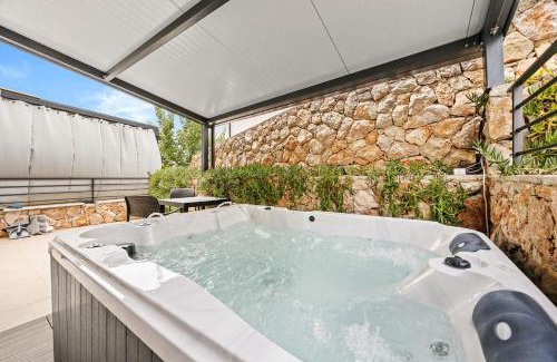 Cres Apartment | Crepsa Paradise with Jacuzzi - Couple Getaway