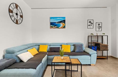 Cres Apartment | Crepsa Paradise with Jacuzzi - Couple Getaway