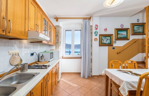 Cres Apartment | Cres Island Vacation Break - Lungomare Venezia