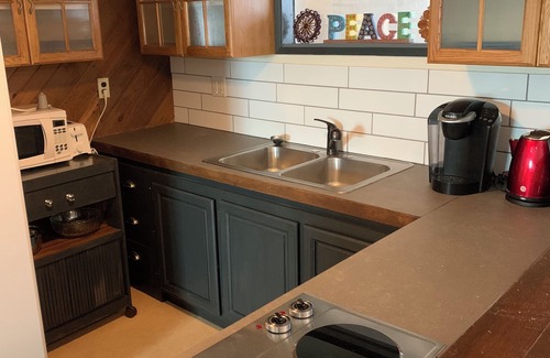 Creston Apartment | Creston,BC-Vintage Vacation SuitenCozy 2 bedrms. in town 1 Week-25%, 1 Month-40%