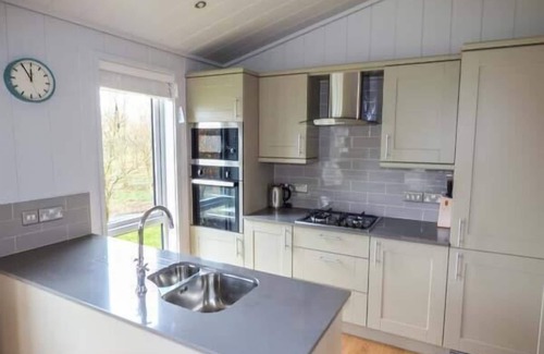 Allithwaite Cottage | CROOK LODGE, with hot tub in Allithwaite