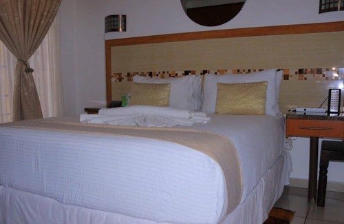 Francistown House | Crown Bed & Breakfast