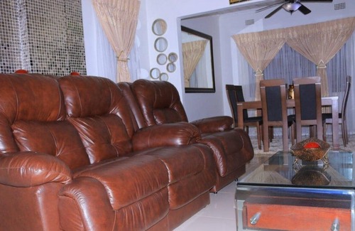 Francistown House | Crown Bed & Breakfast