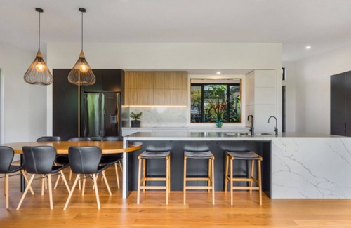 Castaways Beach House | Crusoe Court 3 - Tropical Oasis