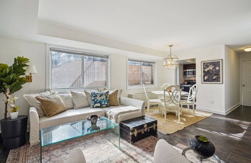Aurora Highlands Apartment | Crystal City Boutique Flats/Free Parking