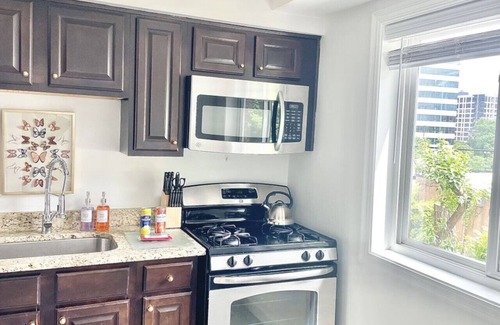 Aurora Highlands Apartment | Crystal City Boutique Flats/Free Parking