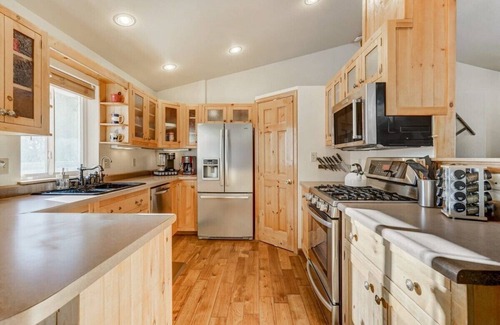 Florissant Cabin | Crystal Retreat! Hot Tub, Trails & Mountain Views