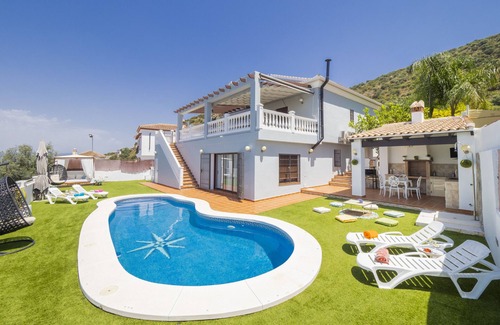 Coin Villa | Cubo's Villa Gabriela Family/Free Wifi/Private Pool/jacuzzi