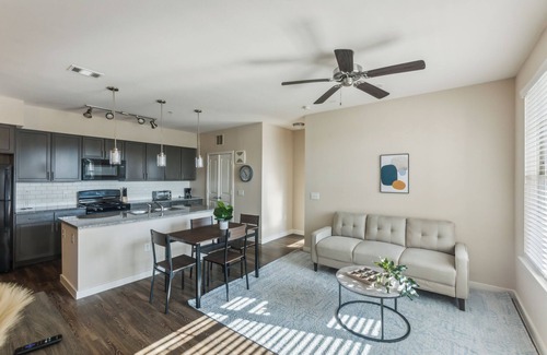 Southeast Houston Apartment | Cullen 8202 I Modern Design I 2bd/2bth I Parking