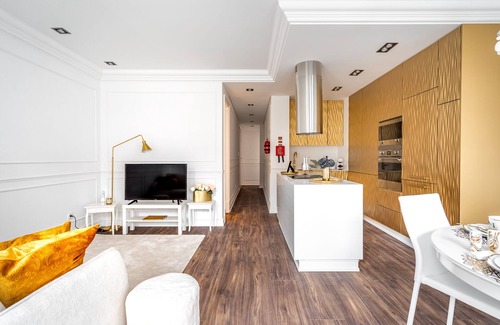 Santa Engracia Apartment | Curcumin Gold Apartment, AC, Wifi !new!