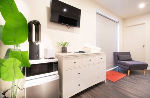 Queenstown Apartment | Custom Cabin - In Town - Hot Tub - Super King Bed