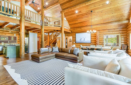 Union Cabin | Custom, log home on Alderbrook Golf Course with great deck